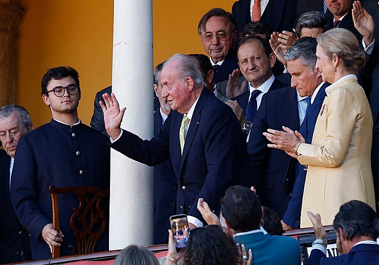 Juan Carlos I reaparece entre aplausos en La Maestranza tras la desclasificación del 23-F